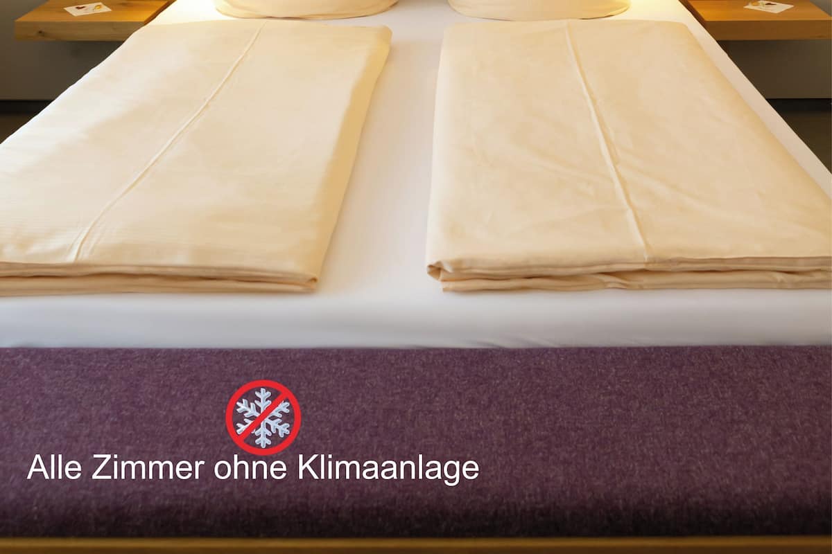 Dobbeltrom – standard, 1 queensize-seng | Allergitestet sengetøy, safe på rommet, skrivebord og strykejern/-brett