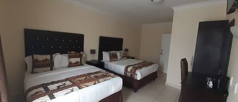 Escritorio, sistema de insonorización y acceso para silla de ruedas