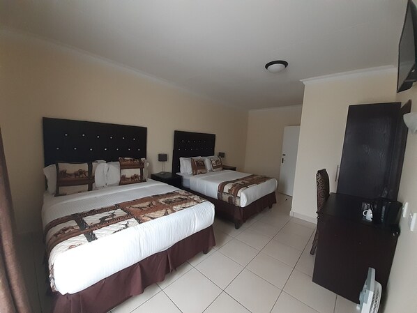 Escritorio, sistema de insonorización y acceso para silla de ruedas