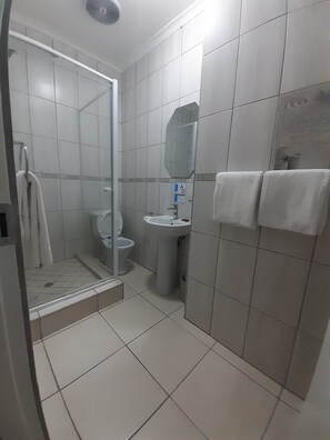 Family Quadruple Room | Bathroom | Towels - ECOTEL Southgate (Johannesburg South)