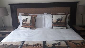 Standard Room, 1 Queen Bed, Shared Bathroom | Desk, soundproofing, wheelchair access