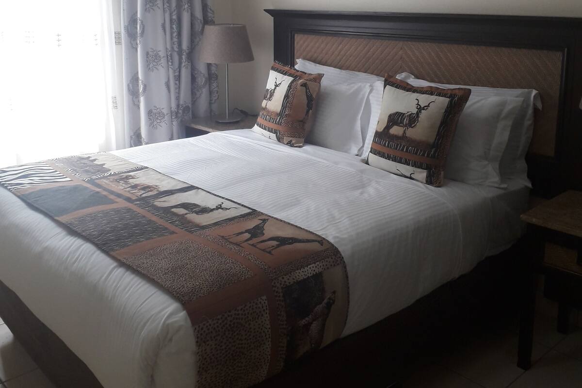 Standard Room, 1 Queen Bed, Shared Bathroom | Desk, soundproofing