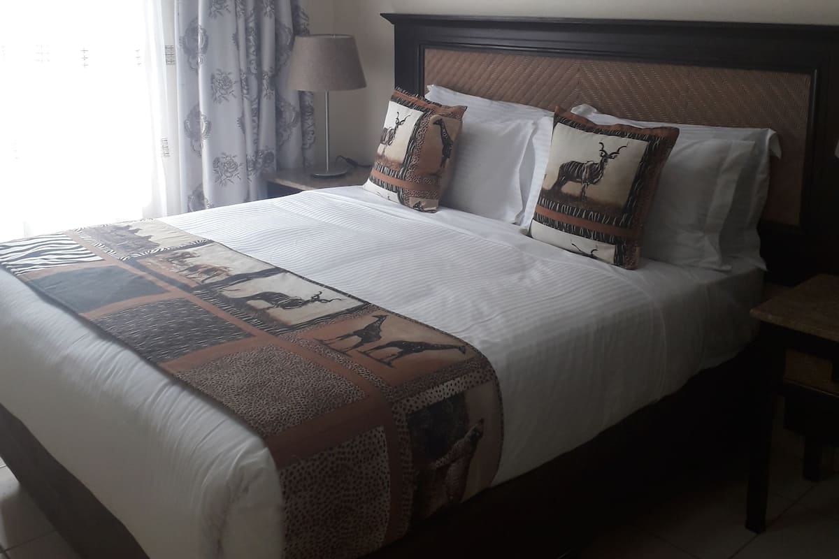 Standard Room, 1 Queen Bed, Shared Bathroom | Desk, soundproofing, wheelchair access