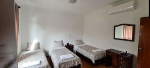 Habitación triple, 3 camas individuales | Wifi gratis y ropa de cama 