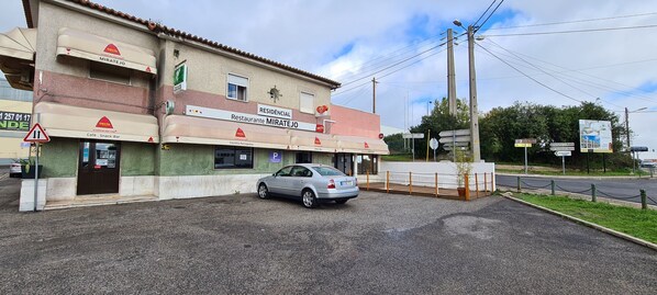 Front of property - Mira Tejo (Loures)