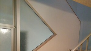 A staircase with a metal handrail and marble steps. - Mira Tejo (Loures)