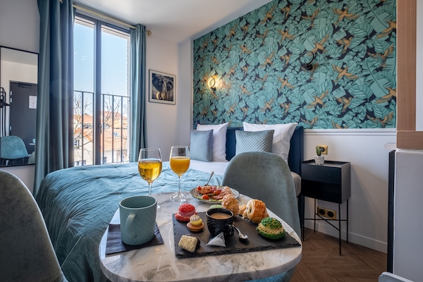 Roupas de cama premium, frigobar, escrivaninha, quartos à prova de som