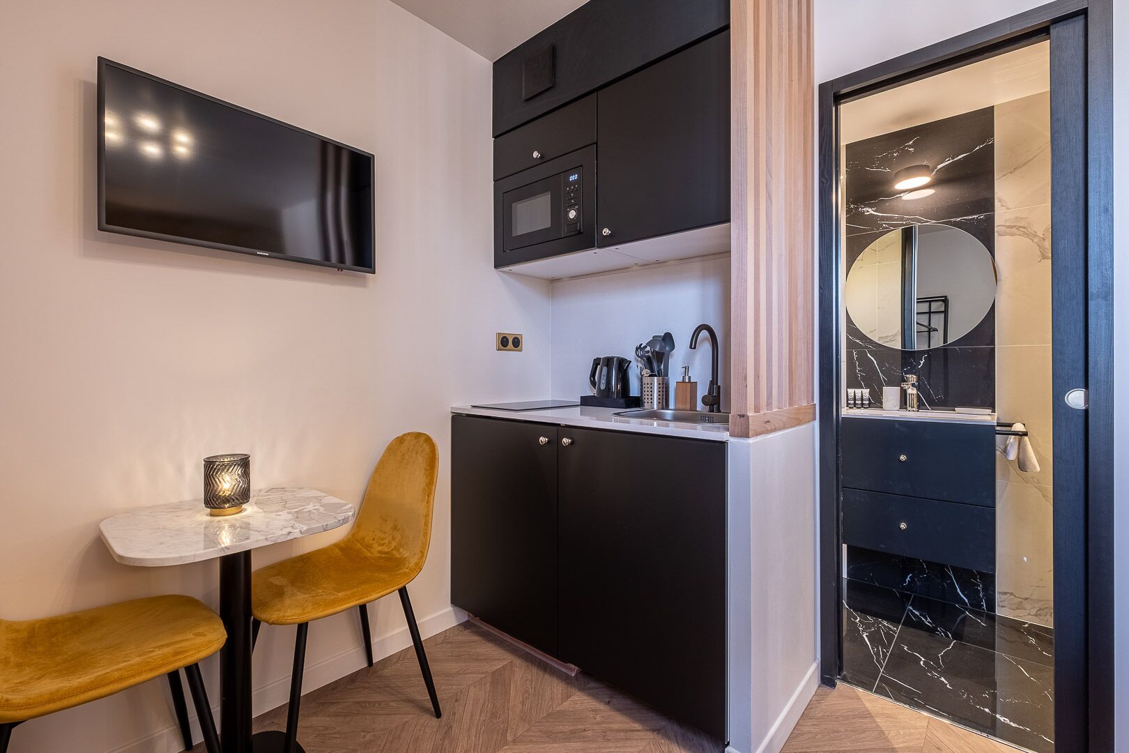 fridge, microwave, stovetop, coffee/tea maker