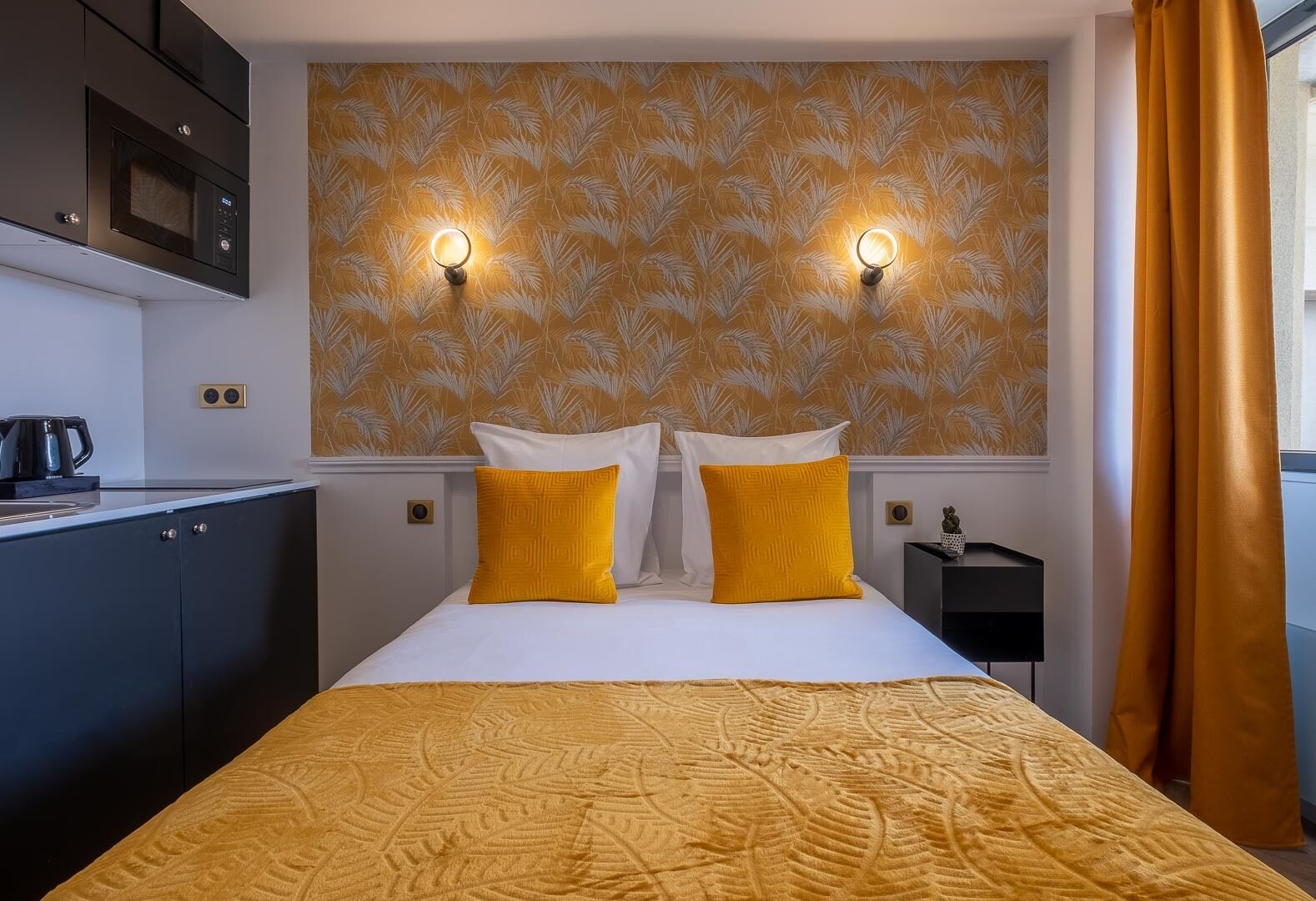 premium bedding, minibar, desk, soundproofing