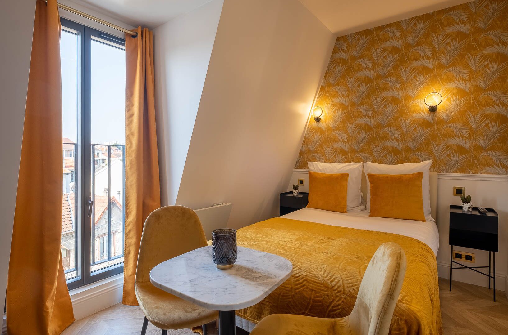 premium bedding, minibar, desk, soundproofing