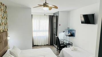 Habitación triple estándar | Edredones de plumas, minibar, caja fuerte y escritorio