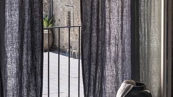 Habitació doble superior, 1 llit de matrimoni, vistes a la vall | Roba de llit d'alta qualitat, caixa forta a l'habitació i escriptori