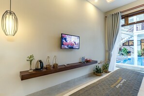 ห้องดีลักซ์, วิวสระว่ายน้ำ | ผ้าปูที่นอนฝ้ายอียิปต์, เครื่องนอนระดับพรีเมียม, ผ้านวมขนเป็ด