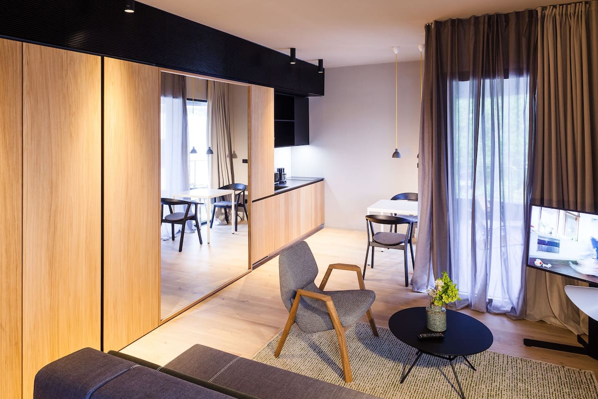 Studio apartment, Balcony, Garden view | 1 svefnherbergi, rúmföt af bestu gerð, míníbar, öryggishólf í herbergi