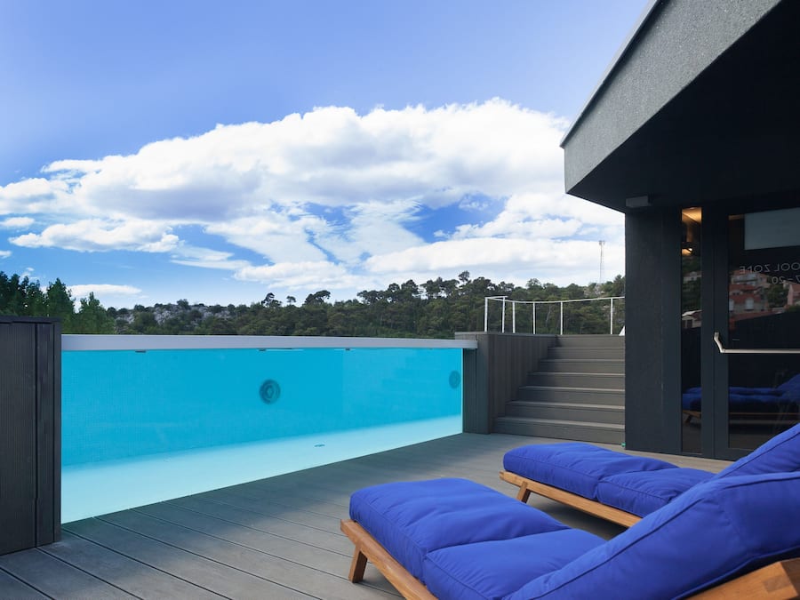 Piscina externa sazonal, funciona das 8h às 20h, espreguiçadeiras