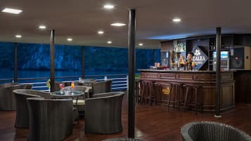 2 bars/lounges