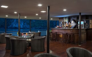 2 bars/lounges