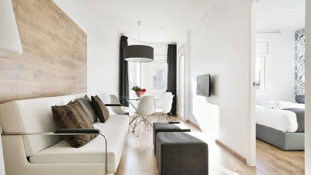 Leilighet – deluxe, 2 soverom | Oppholdsrom | Flatskjerm-TV