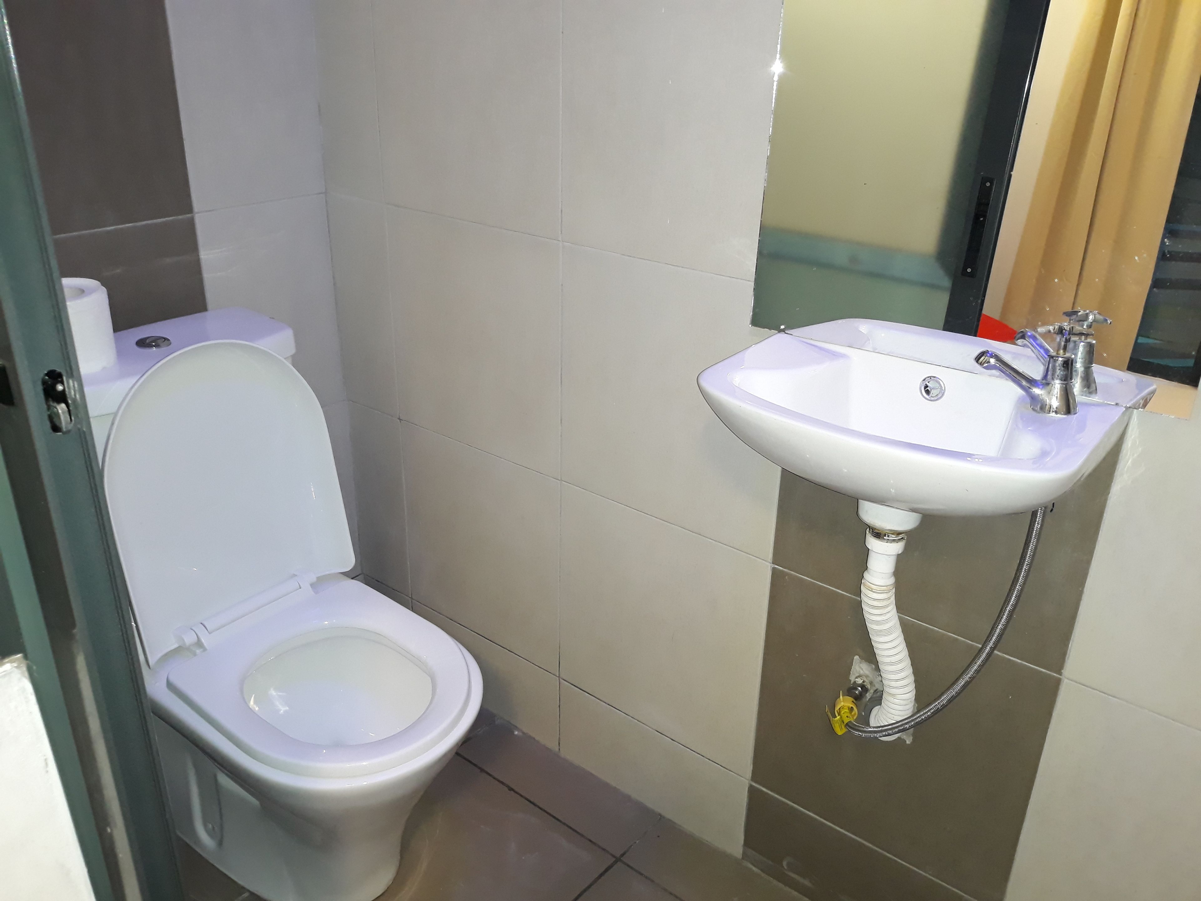 Un bagno con il water e un lavandino.