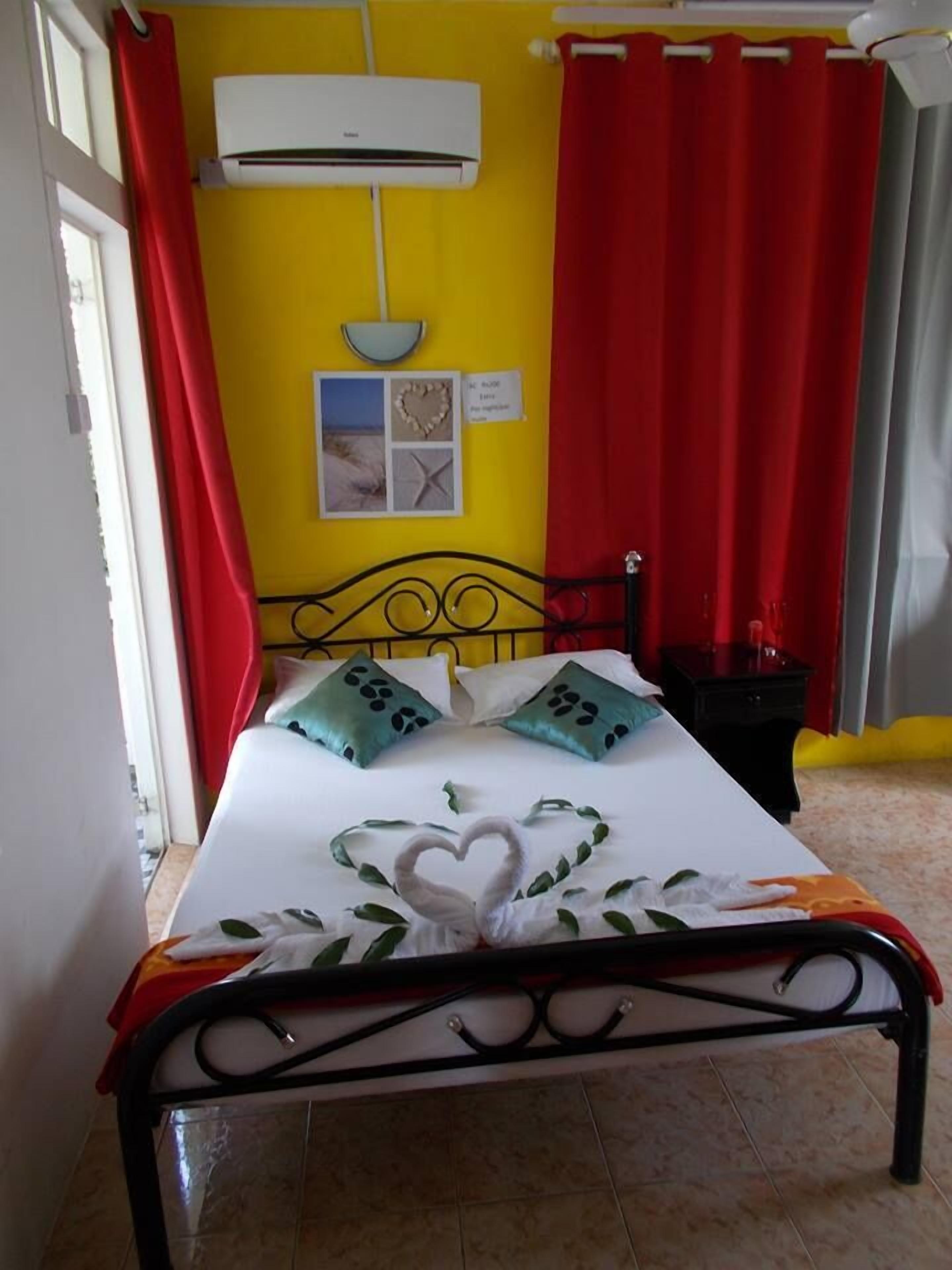 خزنة داخل الغرفة وستائر تعتيم وتجهيزات عازلة للصوت وأسرّة أطفال/رضّع