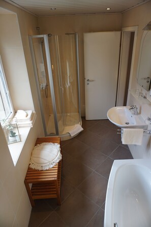 Quarto triplo conforto, 1 quarto, vista para o rio | Banheiro | Chuveiro, produtos de toalete grátis, toalhas de banho 
