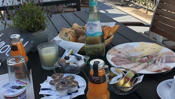 Tägliches Frühstück mit Selbstbedienung gegen Gebühr