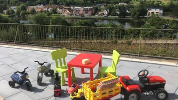 Children’s play area – outdoor