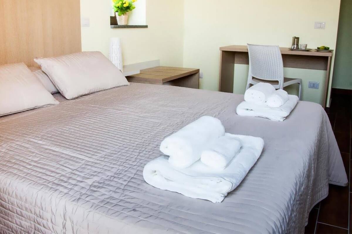 Doppelzimmer, Terrasse | Hochwertige Bettwaren, Schreibtisch, Verdunkelungsvorhänge