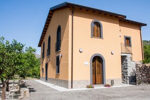 Exterior - La Porta delle Gole (Motta Camastra)