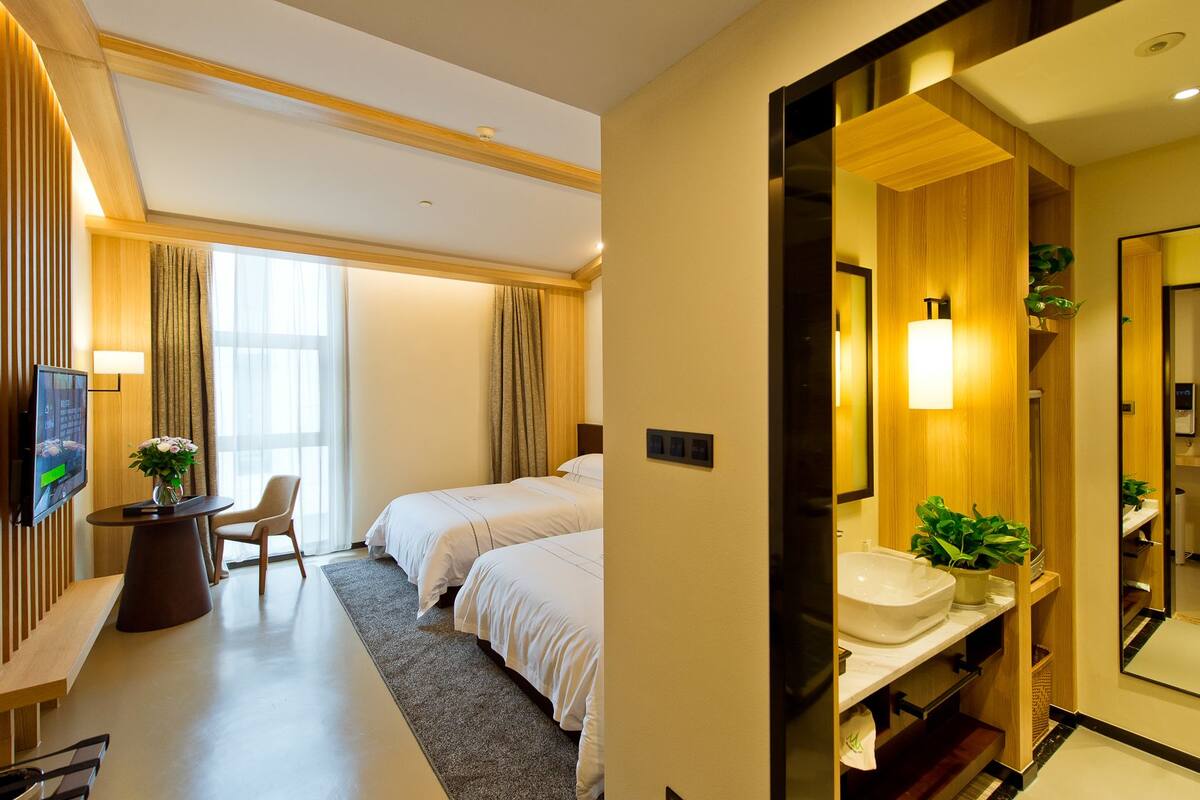 Twin Room | Minibar, in-room safe, desk, blackout curtains