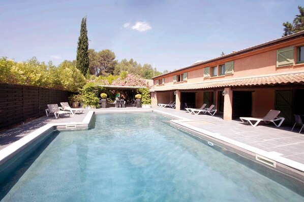 Piscine extérieure (ouverte en saison)