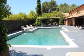 Piscine extérieure (ouverte en saison)