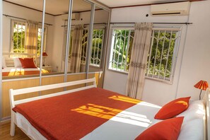 Habitación, 1 cama King size, planta baja | Minibar, muebles diferentes, wifi gratis y ropa de cama 
