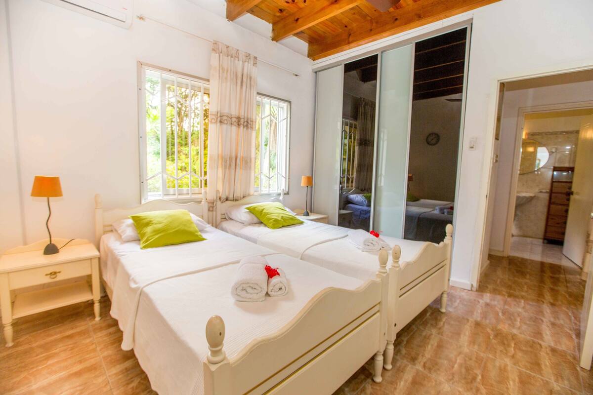 Minibar, wifi gratis, muebles diferentes y ropa de cama 