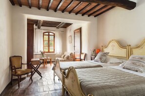 Minibar, Zimmersafe, Schreibtisch, Verdunkelungsvorhänge