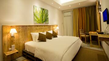 Quarto casal ou duplo standard, 1 quarto, banheiro privativo, vista para a piscina | Roupas de cama premium, frigobar, cofres nos quartos, escrivaninha