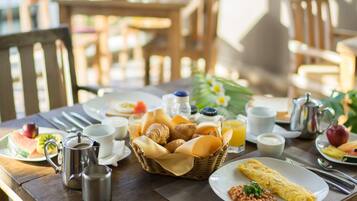 Desayuno completo (EUR 12 por persona)