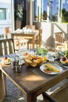 Desayuno completo diario (EUR 12 por persona)