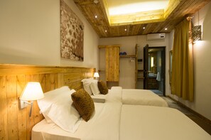 Standaard kamer, 1 twee- of 2 eenpersoonsbedden, 1 slaapkamer, privébadkamer, uitzicht op zwembad | Luxe beddengoed, een minibar, een kluis op de kamer, een bureau