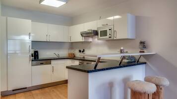 Panorama Chalet Top 2A | Cozinha privada | Geladeira grande, micro-ondas, fogão, cooktop