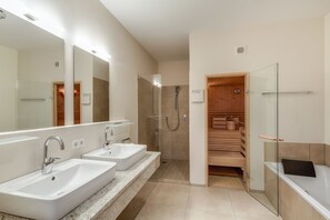 Panorama Chalet Top 12 | Badkamer | Een haardroger, handdoeken