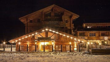 Fachada da propriedade à noite