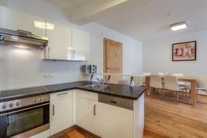 Panorama Chalet Top 12 | Cocina privada | Refrigerador con congelador, microondas, horno y parrilla de estufa