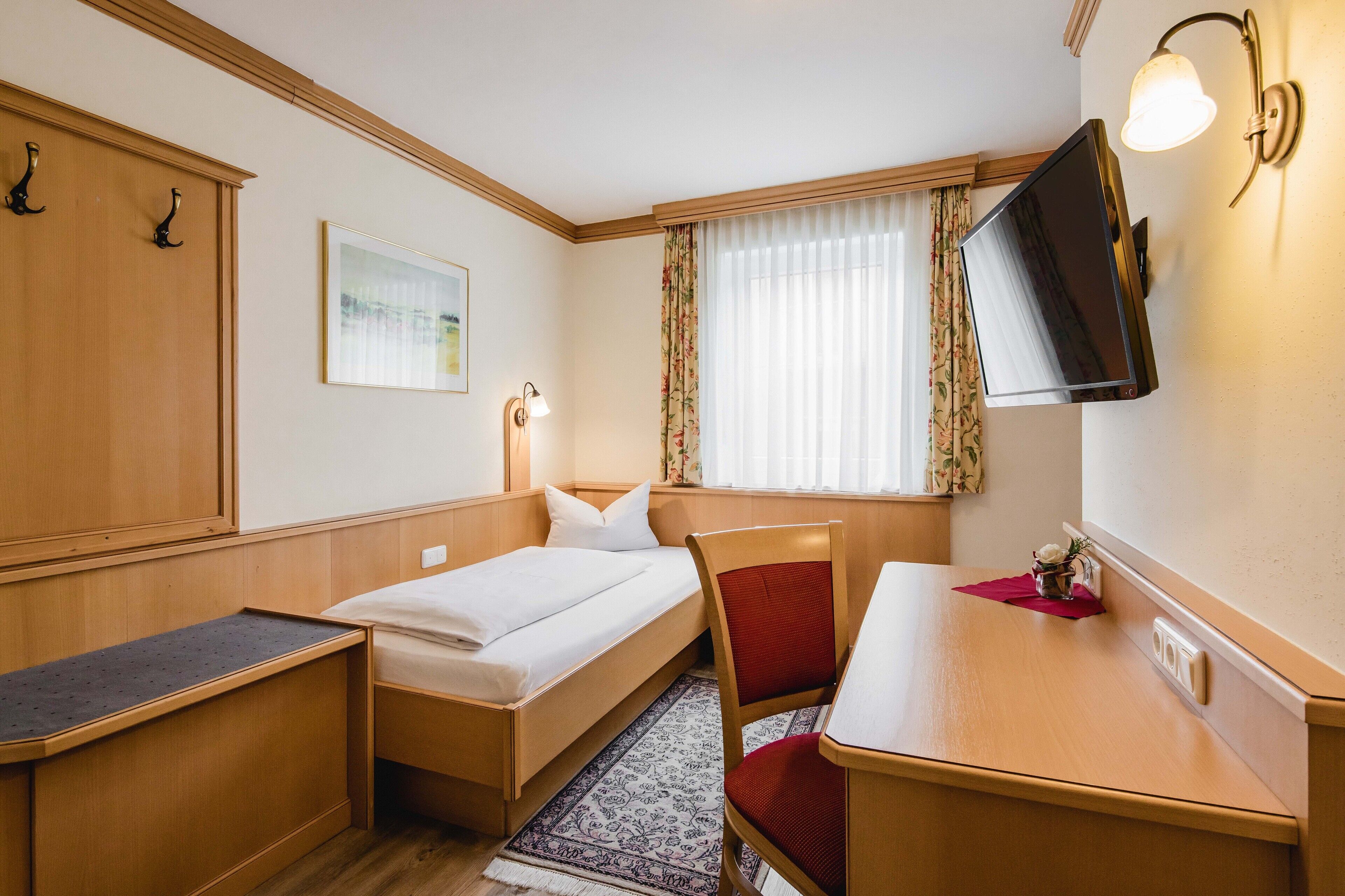 single room, 1 single bed, non smoking | in-room safe, desk, cots/infant beds, rollaway beds