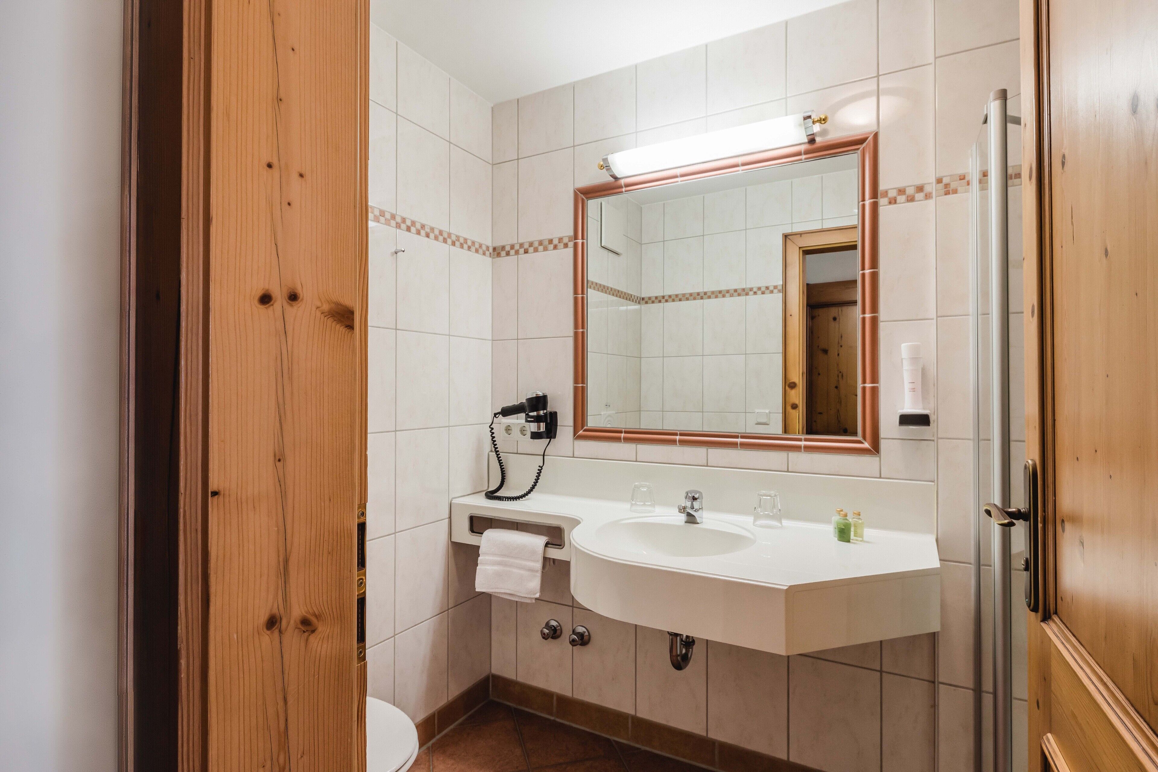 standard double room, non smoking | bathroom | shower, hair dryer, towels