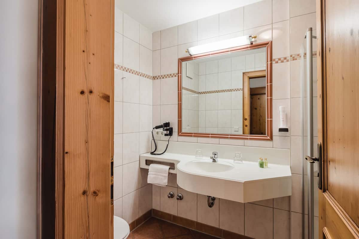 standard double room, non smoking | bathroom | shower, hair dryer, towels