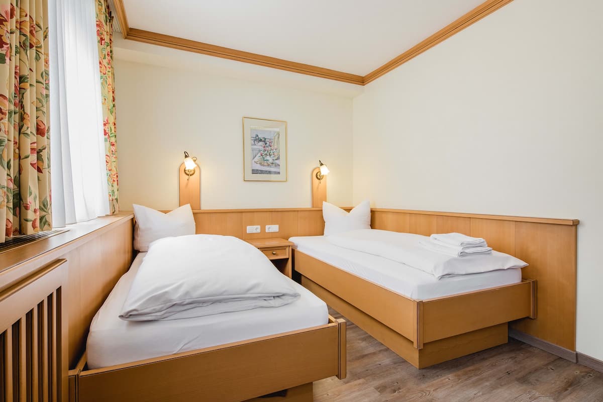 Standaard tweepersoonskamer, niet-roken | Een kluis op de kamer, een bureau, babybedden, extra bedden