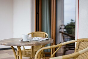 Habitación triple estándar, 1 cama Queen size y sofá cama, para no fumadores | Balcón
