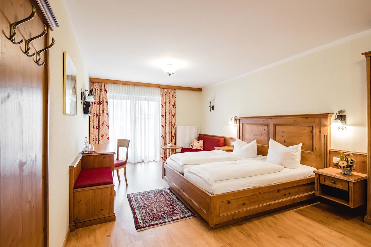 Een kluis op de kamer, een bureau, babybedden, extra bedden