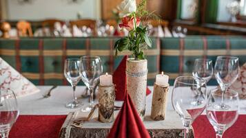 Der serveres morgenmad, frokost og aftensmad